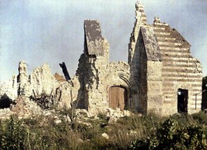 破損した教会の遺跡、マルチェレポット、ソンム、フランス、1917年（オートクローム） 作： Fernand Cuville